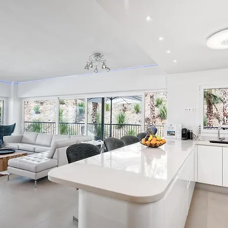 New Luxury 3-bedroom Seaview *