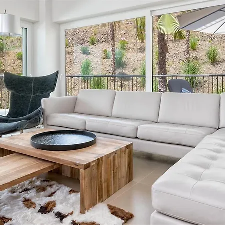 New Luxury 3-bedroom Seaview * 贝纳尔马德纳