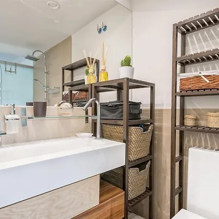 New Luxury 3-bedroom Seaview * 贝纳尔马德纳
