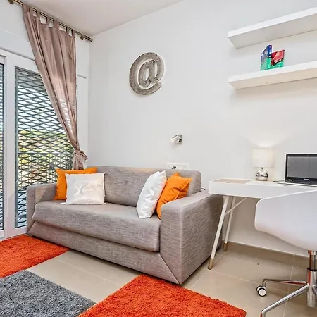 New Luxury 3-bedroom Seaview