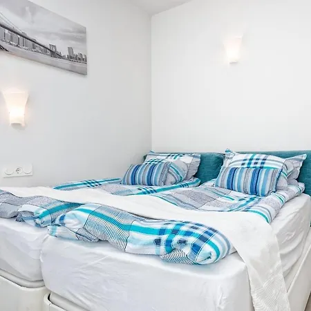 New Luxury 3-bedroom Seaview * 贝纳尔马德纳